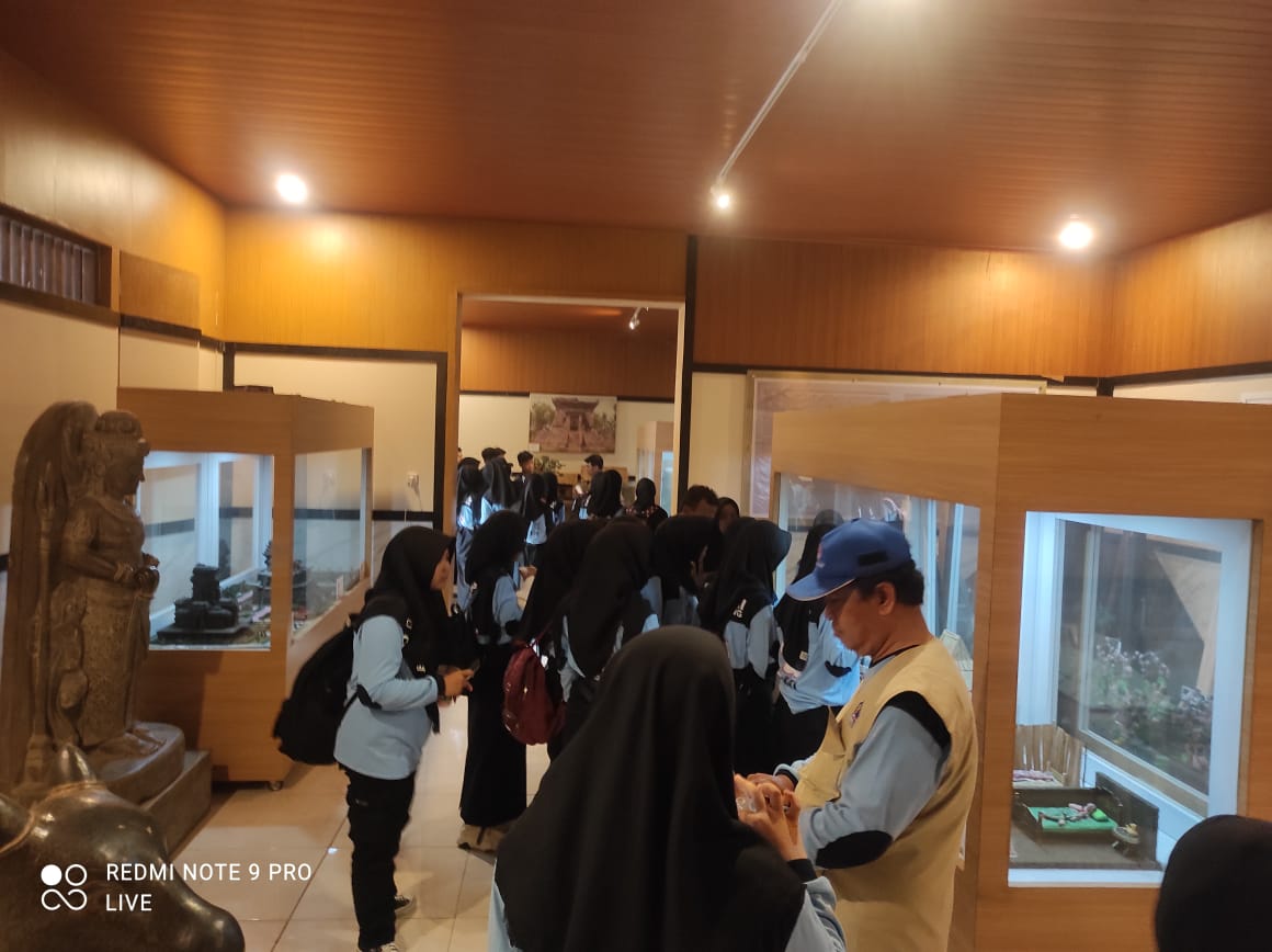Museum Singhasari menerima kunjungan edukatif dari SMP Negeri 2 Bantu